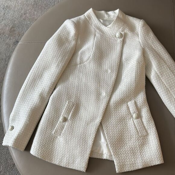 Matching Jacket & Skirt Suit in White Tweed Pattern. Size Medium. - Picture 2 of 7